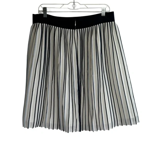J Crew Navy Blue and White Pleated Midi Skirt.
Size 10 - Picture 3 of 12